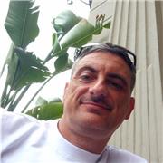 Biologo impartisce lezioni di chimica generale e chimica organica per studenti delle scuole superiori