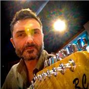 Offro lezioni di chitarra sia acustica che elettrica ad ogni livello ed età