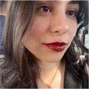 Me defino como alguien alegre a la qué siempre le ha gustado enseñar y tratar con los niños. 