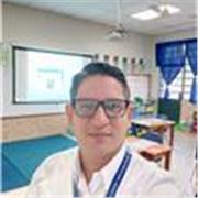 Profesor de inglés licenciado. Con 2 años de experiencia en un colegio internacional y 5 años más en otras instituciones. 