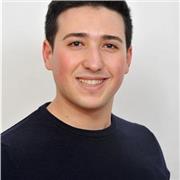 Studente universitario di Economia Aziendale impartisce lezioni presenziali