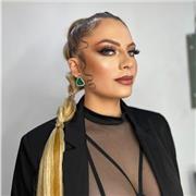 Diseñadora de modas producción de moda maquilladora y artista independiente