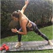 Prof de Ed Fisi, instructora de yoga, realizó clases presencial y online para mejorar su condición física