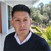 Profesor de ingles imparte clases de matemáticas a personas de todas las edades