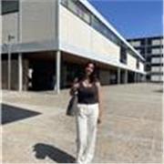 Estudiante universitaria abierta a enseñar a estudiantes de educación básica, media y secundaria