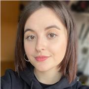 Estoy graduada en bellas artes y soy bilingüe castellano-euskera. También tengo buen nivel de ingles y conocimiento básico de francés.