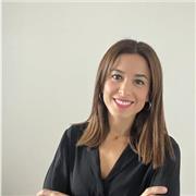 Profesora de marketing con +15 años de experiencia en el sector del marketing, la comunicación y la gestión de negocios digitales.