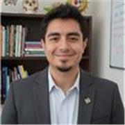 Profesor de biología que imparte clases a personas de todas las edades