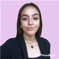 Estudiante avanzada de la licenciatura en psicología realiza resúmenes y cuadros para exámenes universitarios y de escuela secundaria