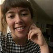Profesora de inglés dicta clases a niños y adultos