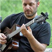 Insegnante di chitarra con anni di esperienza ad ogni livello offesi su Roma, online ed in presenza