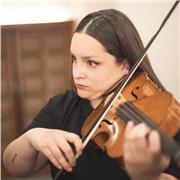 Profesora de violín y viola desde hace 10 años. Trabajo con todas las edades y no es necesario tener conocimiento caso de no tener instrumento yo dispongo de uno para las clases