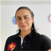 Profesor en apoyo escolar especializado con niños de preescolar y primaria