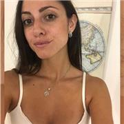 Laureata in Relazioni e Lingue Internazionali impartisce lezioni di italiano a studenti di scuola primaria e secondaria