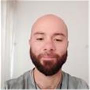 Profesor de educación física con experiencia en entrenamiento personalizado.