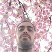 Studente di Medicina dispensa lezioni per liceali e studenti universitari