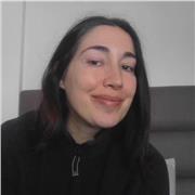 Professeur d'espagnol donne des cours particuliers aux étudiants qui veulent apprendre la langue