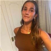 Estudiante entusiasmada a la que le encantan los niños y ayudarles en todo lo posible