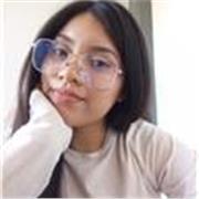 Maestra de clases de regularización a niños de nivel primaria