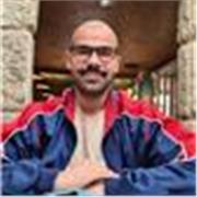 Profesor de matemáticas imparte clases a primeros cursos de secundaria