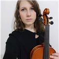 Laureata al conservatorio di musica offre lezioni di violino, solfeggio e teoria musicale