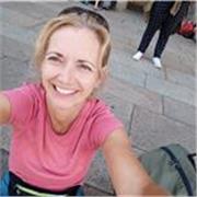 Profesora de Educación Física, enseña distinto deportes y hábitos saludables junto con amor por la naturaleza.