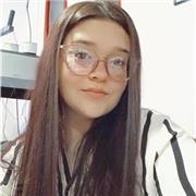 Profesora apta para dar clases a alumnos en edad escolar del nivel secundario