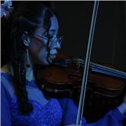 Profesora de música con experiencia dictando clases de violín, piano y teoría musical para niños y adultos