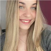 Estudiante universitaria que ofrece clases de refuerzo a estudiantes de primaria y ESO.