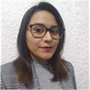 Profesora de español imparte clases a niños y niñas de nivel primaria