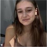 1er Schüler in der 11 Klasse. Die Spaß daran hat Kindern zu helfen besser in Deutsch zu werden