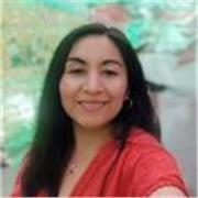 profesora de comunicación imparte enseñanza a niños