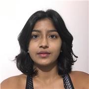 Profesora de pintura imparte clases para personas de todas las edades