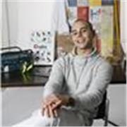 Profesor joven con alta experiencia en el campo del diseño (tanto industrial, gráfico, o de interiores) dibujo e historia del arte