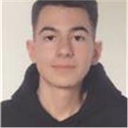 Estudiante de enfermería para dar clases de apoyo a niños y niñas de primaria.