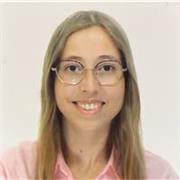 Profesora de repaso que imparte clases a niños y adolescentes de primaria y ESO