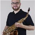 Saxofonista profesional con 15 años de experiencia da clases de instrumento y de teoría del jazz y clásica. a gusto del alumno