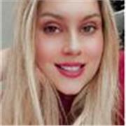 Jeune femme diplômée d'un Master et passionnée par les langues, les voyages et l’apprentissage