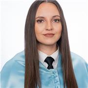 Maestra imparte clases de Conocimiento del Medio Natural, Social y Cultura, a niños de Primaria