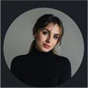 Professeure douce et à l'écoute donne des cours dans plusieurs matières !