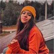 Profesora que enseña el idioma español a todas las edades