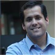 Licenciado en Marketing, imparte clases a adolescentes y jóvenes