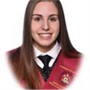 Profesora que imparte clases a alumnos de priamaria y la ESO