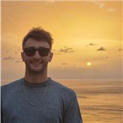 Profesor de fisica imparte clases a niños y adolecentes de 13 a 19 años