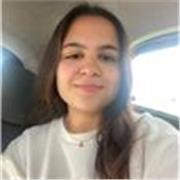 Estudiante de matemáticas e informática da clases presenciales de matemáticas