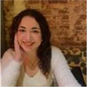 Profesora de inglés y asignaturas como Historia o Filosofía. Le podría dar clases a quien las necesite con mucho gusto.