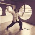 Profesor de tai chi, el yoga chino, se realiza en parques o puede ser en un patio. gimnasia suave pero muy ioterapeuta