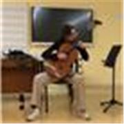 Doy clases de guitarra clásica, solfeo o teoría musical. Llevo más de doce años tocando la guitarra