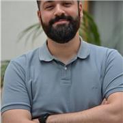 Profesor apto para todas las edades y acostumbrado a transmitir de formar divulgativa, pero rigurosa.