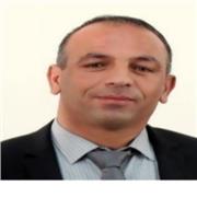 Professeur donne cours aux étudiants de tous les niveaux scolaires